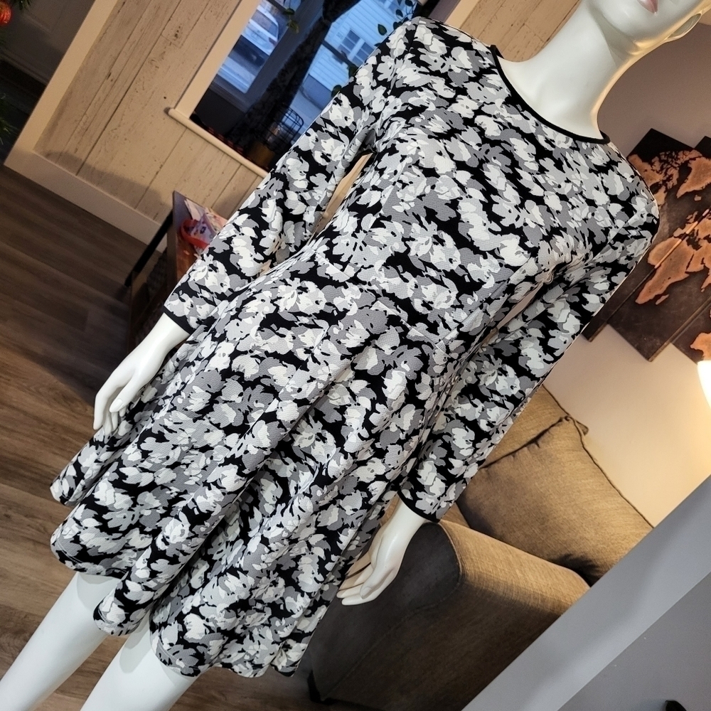 GU - Printed fit & flare dress (long sleeve)
